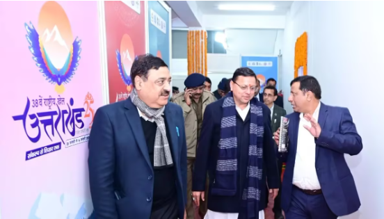 खिलाड़ियों का उत्साहवर्धन करने स्टेडियम पहुंचे मुख्यमंत्री धामी, साथ बैठकर किया भोजन