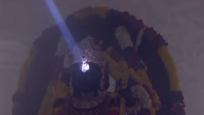 Ayodhya: धूमधाम से मनाई जा रही रामनवमी, दोपहर में ठीक 12 बजे चार मिनट तक सूर्यदेव करेंगे रामलला का तिलक