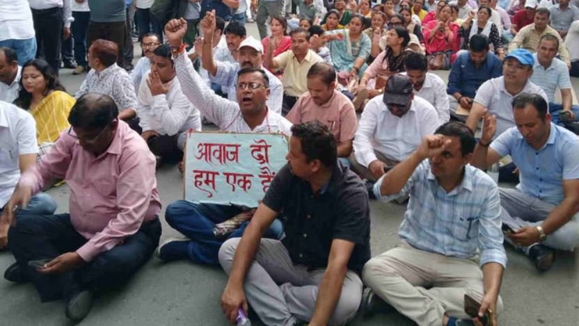 भारी संख्या में मुख्यमंत्री आवास कूच करने पहुंचा राजकीय शिक्षक संघ….