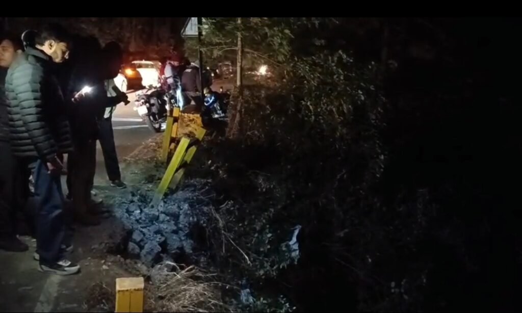 अनियंत्रित कार खाई में समाई, बड़ा हादसा टला