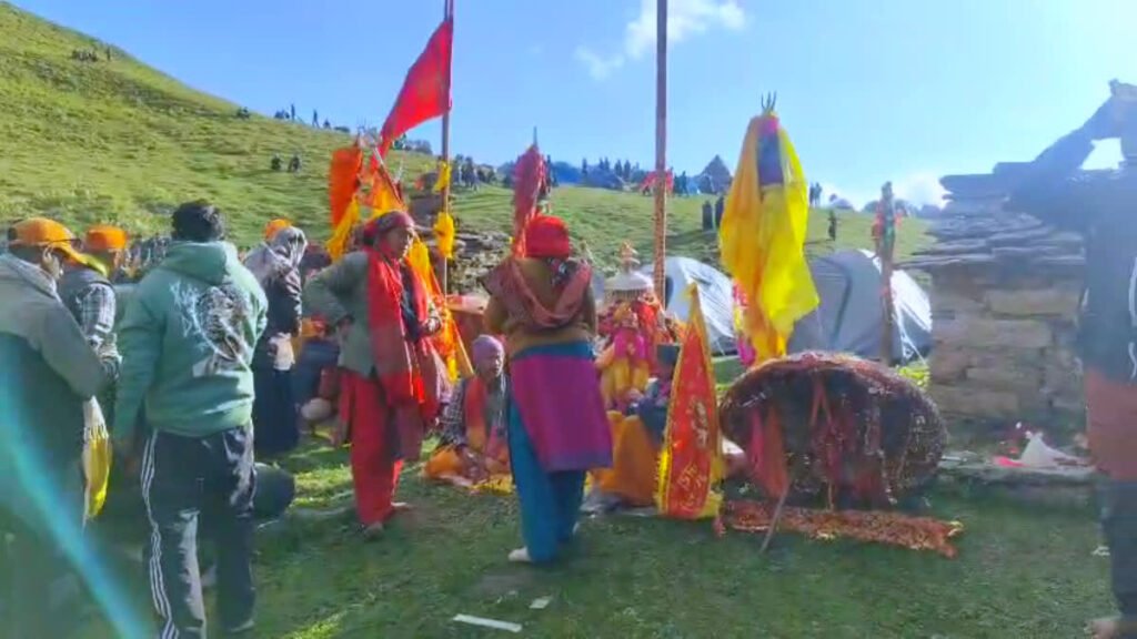 नंदा देवी बड़ी जात यात्रा: वेदनी से देव डोलियां और चौसिंगा खाड़ू आगे बढ़े, एक डोली लौटी वापस